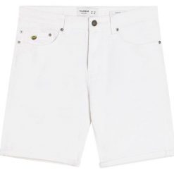 Bermudy jeansowe slim comfort. Białe spodenki i szorty męskie Pull&Bear, m, bez wzorów, z jeansu. Za 79,90 zł.
