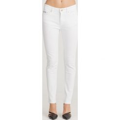 JEANSY slim fit Versace Jeans Couture. Białe jeansy damskie Versace Jeans Couture, z aplikacjami, z elastanu. Za 749,00 zł.