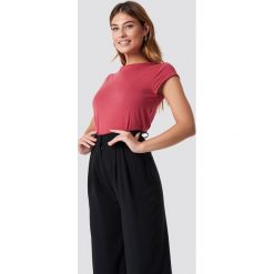 NA-KD Basic T-shirt z surowym wykończeniem - Red. Różowe t-shirty damskie marki NA-KD Basic, z bawełny. Za 52,95 zł.