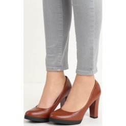 Brązowe Czółenka Speciality. Pomarańczowe czółenka damskie marki Born2be, bez wzorów, na wysokim obcasie, na słupku. Za 44,99 zł.