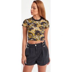 T-SHIRT VERSACE JEANS COUTURE. T-shirty damskie Versace Jeans Couture, bez wzorów, z jeansu, bez kołnierzyka. Za 539,00 zł.