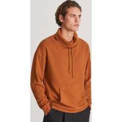 Bluza ze strukturalnej dzianiny - Brązowy. Pomarańczowe bluzy męskie Reserved, s, bez wzorów, z dzianiny, bez kołnierzyka, bez rękawów, bez kaptura. W wyprzedaży za 59,99 zł.