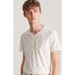 T-shirt z dekoltem w serek - Kremowy. Białe t-shirty męskie Reserved, s. Za 39,99 zł.