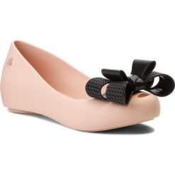 Baleriny MELISSA - Ultragirl Sweet XV Ad 32521 Pink/Black 51647. Różowe baleriny damskie marki Melissa, bez wzorów, z tworzywa sztucznego, klasyczne, bez obcasa, na płaskiej podeszwie. W wyprzedaży za 199,00 zł.