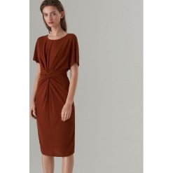 Midi sukienka z węzłem - Brązowy. Pomarańczowe sukienki damskie Mohito, s, bez wzorów, bez kołnierzyka, bez rękawów, midi. Za 119,99 zł.