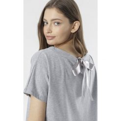 Szary T-shirt Pireino. Szare koszule damskie Born2be, na co dzień, xl, bez wzorów, z dzianiny, z okrągłym kołnierzem, z krótkim rękawem. Za 54,99 zł.