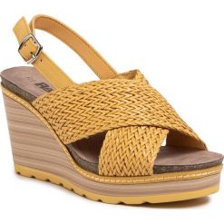Sandały REFRESH - 69489 Yellow. Żółte klapki damskie Refresh, bez wzorów, ze skóry ekologicznej, bez obcasa, na obcasie. W wyprzedaży za 159,00 zł.
