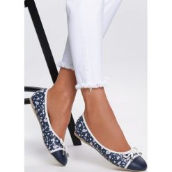 Granatowe Balerinki I Wish!. Niebieskie baleriny damskie Renee, w kwiaty, ze skóry, bez obcasa, na płaskiej podeszwie. Za 29,99 zł.