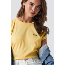 NA-KD T-shirt z surowym wykończeniem i haftem - Yellow. Żółte t-shirty damskie marki NA-KD, z haftami, z jersey, z okrągłym kołnierzem. W wyprzedaży za 36,47 zł.