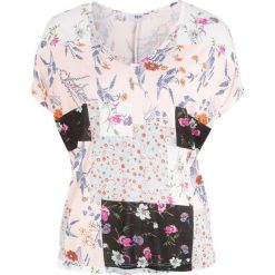 Shirt z dekoltem w serek bonprix kryształowy jasnoróżowy - biały wzorzysty. Różowe koszulki damskie bonprix, z nadrukiem, z dekoltem w serek, z krótkim rękawem. Za 27,99 zł.