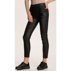 Czarne Spodnie Slim Phidorise. Czarne spodnie damskie Renee, bez wzorów. Za 129,99 zł.
