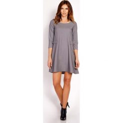 Szara Sukienka Mini z Patkami Imitującymi Kieszenie. Szare sukienki damskie dzianinowe marki Molly.pl, do pracy, s, eleganckie, mini, trapezowe. Za 129,00 zł.