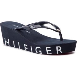 Japonki TOMMY HILFIGER - Hilfiger Wedge Beach Sandal FW0FW04057 Midnight 403. Niebieskie klapki damskie TOMMY HILFIGER, bez wzorów, z tworzywa sztucznego, bez obcasa, na obcasie. W wyprzedaży za 139,00 zł.