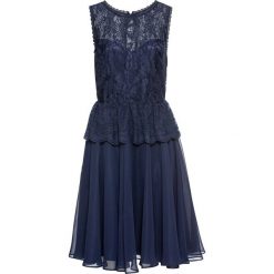 Sukienka z koronką bonprix ciemnoniebieski. Niebieskie sukienki damskie bonprix, w koronkowe wzory, z koronki, eleganckie, bez kołnierzyka, bez rękawów. Za 149,99 zł.