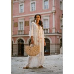 Biała Sukienka Adjective. Białe sukienki damskie Renee, s, z aplikacjami, boho, bez kołnierzyka, bez rękawów, maxi, dopasowane. Za 199,99 zł.