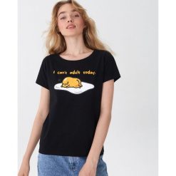 Koszulka z nadrukiem Gudetama - Czarny. Czarne koszulki damskie House, s, z nadrukiem, bez kołnierzyka, bez rękawów. Za 39,99 zł.