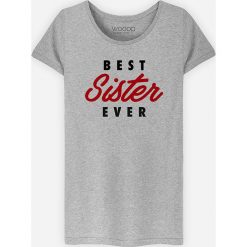 Koszulka "Best Sister Ever" w kolorze szarym. Szare koszulki damskie Wooop, xl, z nadrukiem, z bawełny, z okrągłym kołnierzem. W wyprzedaży za 59,95 zł.