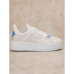 Ideal Shoes białe Sneakersy Z Brokatem. Białe trampki i tenisówki damskie Ideal Shoes, z tworzywa sztucznego. Za 69,00 zł.