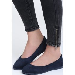 Granatowe Balerinki Midnight Memories. Niebieskie baleriny damskie lakierowane vices, z materiału, na płaskiej podeszwie. Za 39,99 zł.