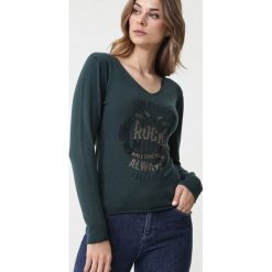 Ciemnozielony Sweter Bungala. Zielone swetry damskie Born2be, s, z nadrukiem, klasyczne, z długim rękawem, długie, bez kaptura. Za 99,99 zł.