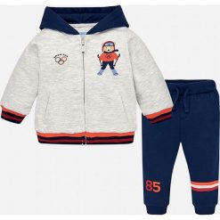 Mayoral - Komplet dziecięcy (bluza + spodnie) 68-98 cm. Szare bluzy chłopięce Mayoral, z nadrukiem, z bawełny, długie. W wyprzedaży za 89,90 zł.