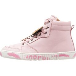MOSCHINO Tenisówki i Trampki wysokie rosa/bianco. Różowe buty dziewczęce sportowe marki MOSCHINO, ze skóry. W wyprzedaży za 776,30 zł.