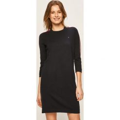 Tommy Hilfiger - Sukienka. Niebieskie sukienki damskie TOMMY HILFIGER, na co dzień, s, bez wzorów, z bawełny, casualowe, z okrągłym kołnierzem, z długim rękawem, długie, mini, proste. W wyprzedaży za 499,90 zł.