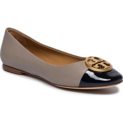 Baleriny TORY BURCH - Chelsea Cap Toe Ballet 46882 Dust Storm/Perfect Navy 023. Szare baleriny damskie Tory Burch, bez wzorów, ze skóry, klasyczne, bez obcasa, na płaskiej podeszwie. Za 1099,00 zł.