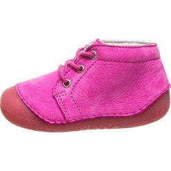 Skórzane buty w kolorze różowym do nauki chodzenia. Różowe buciki niemowlęce Richter, ze skóry, na sznurówki. W wyprzedaży za 107,95 zł.