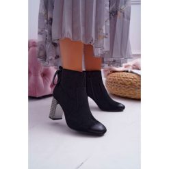 Botki Damskie Na Słupku Rock Suwak Czarne Stein. Czarne botki damskie Tagless, na lato, rockowe, bez obcasa, na słupku, bez zapięcia. Za 129,00 zł.