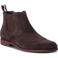 Sztyblety TOMMY HILFIGER - Dressy Casual Suede FM0FM01747 Coffee Bean 212. Brązowe sztyblety męskie TOMMY HILFIGER, z materiału. Za 599,00 zł.