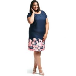 Sukienka Betti odcienie granatu XXL OVERSIZE PLUS SIZE WIOSNA. Różowe sukienki damskie Moda Size Plus Iwanek, na co dzień, na wiosnę, xxl, bez wzorów, z tkaniny, klasyczne, z klasycznym kołnierzykiem, plus size, bez rękawów, proste. Za 159,00 zł.