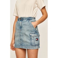 Tommy Jeans - Spódnica jeansowa. Niebieskie spódniczki damskie Tommy Jeans, na co dzień, s, z aplikacjami, z bawełny, casualowe, z podwyższonym stanem, mini, proste. W wyprzedaży za 359,90 zł.