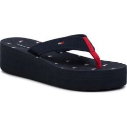 Japonki TOMMY HILFIGER - Th Flag Mid Wedge Beach Sandal FW0FW04626 Desert Sky DW5. Niebieskie klapki damskie TOMMY HILFIGER, bez wzorów, z tworzywa sztucznego, bez obcasa, na obcasie. Za 229,00 zł.