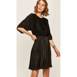 Answear - Sukienka. Czarne sukienki damskie ANSWEAR, na co dzień, s, bez wzorów, z poliesteru, casualowe, z okrągłym kołnierzem, bez rękawów, mini, rozkloszowane. W wyprzedaży za 99,90 zł.