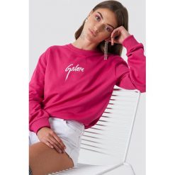Galore x NA-KD Bluza Galore - Pink. Różowe bluzy damskie marki Galore x NA-KD, z nadrukiem, z długim rękawem, długie, bez kaptura. W wyprzedaży za 70,97 zł.