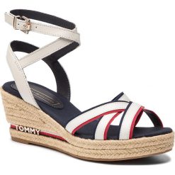 Espadryle TOMMY HILFIGER - Iconic Elba Corporate Ribbon FW0FW04056 Rwb 020. Białe espadryle damskie TOMMY HILFIGER, bez wzorów, ze skóry, bez obcasa, na obcasie. W wyprzedaży za 349,00 zł.