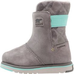 Sorel RYLEE CAMO Śniegowce quarry/dolphin. Szare buty zimowe damskie Sorel, z materiału. W wyprzedaży za 251,30 zł.