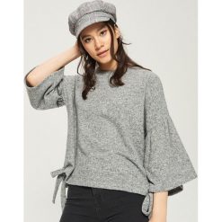 Sweter z rozkloszowanymi rękawami - Jasny szar. Szare bez kategorii marki Sinsay, s. W wyprzedaży za 29,99 zł.