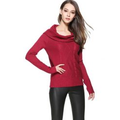 Sweter w kolorze czerwonym. Czerwone swetry damskie Swetry na chłodne dni, bez wzorów, z dzianiny, bez rękawów, bez kaptura. W wyprzedaży za 114,95 zł.