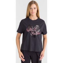 CZARNY T-SHIRT TRUSSARDI JEANS. Czarne t-shirty damskie Trussardi Jeans, s, z aplikacjami, z bawełny, z okrągłym kołnierzem. Za 159,50 zł.