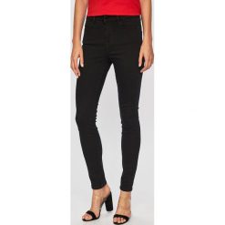 Guess Jeans - Jeansy 1981. Czarne jeansy damskie Guess Jeans, z aplikacjami, z elastanu, z podwyższonym stanem. Za 369,90 zł.