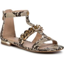 Sandały GUESS - Renata FL6REA PEL03 STONE. Brązowe klapki damskie Guess, z aplikacjami, ze skóry ekologicznej, bez obcasa, na obcasie. W wyprzedaży za 289,00 zł.