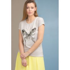 T-shirt z motylem. Szare t-shirty damskie Monnari, z wiskozy. Za 49,95 zł.
