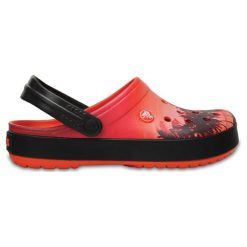 Chodaki w kolorze czerwono-czarnym ze wzorem. Czarne klapki męskie Crocs, bez wzorów. W wyprzedaży za 97,95 zł.