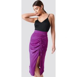 NA-KD Party Satynowa spódnica midi - Purple. Fioletowe spódniczki damskie NA-KD Party, na imprezę, bez wzorów, z satyny, midi. W wyprzedaży za 30,47 zł.