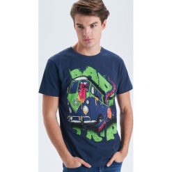 Koszulka z nadrukiem - Granatowy. Niebieskie koszulki męskie marki Cropp, s, z nadrukiem, bez kołnierzyka, bez rękawów. Za 29,99 zł.