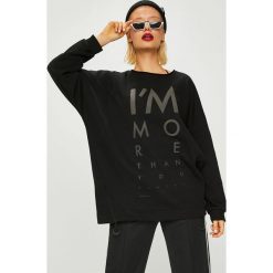 Answear - Bluza Manifest Your Style I'm More Than You Can See. Czarne bluzy damskie z nadrukiem marki ANSWEAR, s, z dzianiny. W wyprzedaży za 99,90 zł.