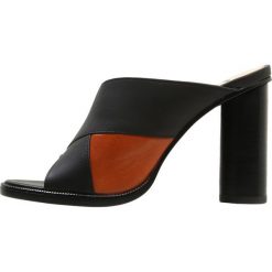 Chodaki damskie: Jil Sander Navy Klapki nero/tan