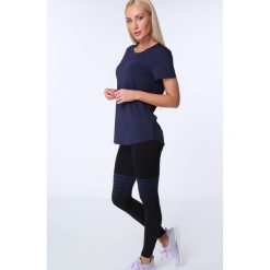 T-shirt luźny fason ciemnoniebieski MR16618. Niebieskie t-shirty damskie marki Fasardi, s, bez wzorów, bez kołnierzyka. Za 39,00 zł.